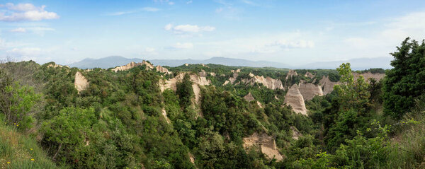 Панорама песчаных пирамид Мельника, Болгария. Прекрасный горный пейзаж весной.
