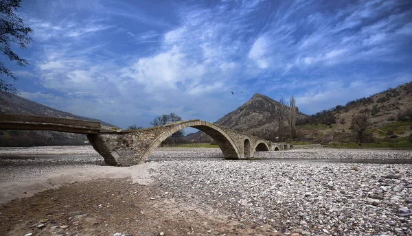 Vieux Pont Romain Est Resté Majestueusement Dessus Une Rivière Sèche — Photo