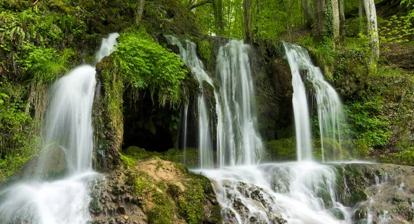 森林里的瀑布美丽的瀑布Dokuzak在Strandzha山 保加利亚春天 布尔加斯附近的绿色森林景观 — 图库照片