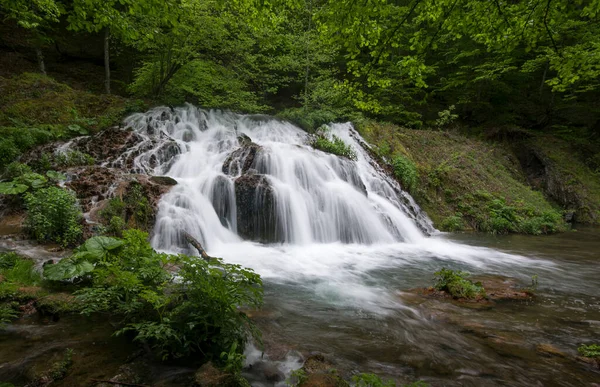Водопад Лесу Красивый Водопад Докузак Горах Странджа Болгария Весной Зеленый — стоковое фото