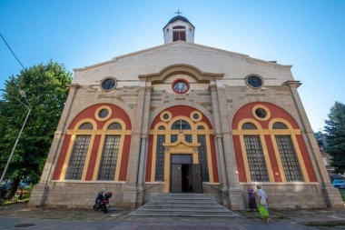 Gabrovo, Bulgaristan - 04 Ağustos 2019: St. Trinity Katedrali Gabrovo 'nun en canlı ticari caddelerinden birinde yer almaktadır. Büyük Usta Gencho Novakov tarafından inşa edilmiştir.