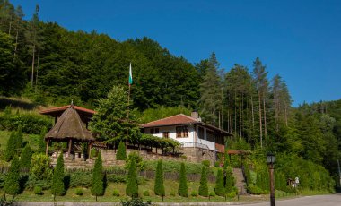 Bulgaristan 'ın Etar kenti - 21 Temmuz 2019: Gabrovo kasabası yakınlarındaki Mimarlık Kompleksi Etar' daki eski geleneksel Bulgar evi. Yaz mevsiminde açık hava müzesi. Tarih turizmi