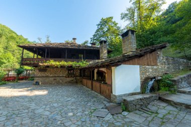 Bulgaristan 'ın Etar kenti - 21 Temmuz 2019: Gabrovo kasabası yakınlarındaki Mimarlık Kompleksi Etar' daki eski geleneksel Bulgar evi. Yaz mevsiminde açık hava müzesi. Tarih turizmi