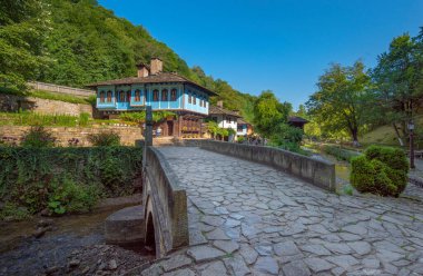 Bulgaristan 'ın Etar kenti - 21 Temmuz 2019: Gabrovo kasabası yakınlarındaki Mimarlık Kompleksi Etar' daki eski geleneksel Bulgar evi. Yaz mevsiminde açık hava müzesi. Tarih turizmi