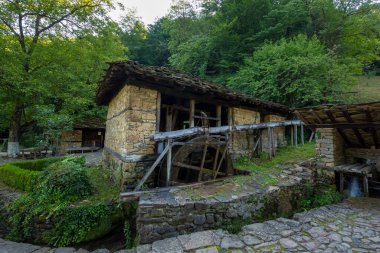 Bulgaristan 'ın Etar kenti - 21 Temmuz 2019: Gabrovo kasabası yakınlarındaki Mimarlık Kompleksi Etar' daki eski geleneksel Bulgar evi. Yaz mevsiminde açık hava müzesi. Tarih turizmi