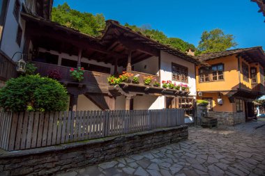 Bulgaristan 'ın Etar kenti - 21 Temmuz 2019: Gabrovo kasabası yakınlarındaki Mimarlık Kompleksi Etar' daki eski geleneksel Bulgar evi. Yaz mevsiminde açık hava müzesi. Tarih turizmi
