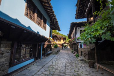 Bulgaristan 'ın Etar kenti - 21 Temmuz 2019: Gabrovo kasabası yakınlarındaki Mimarlık Kompleksi Etar' daki eski geleneksel Bulgar evi. Yaz mevsiminde açık hava müzesi. Tarih turizmi