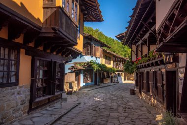 Bulgaristan 'ın Etar kenti - 21 Temmuz 2019: Gabrovo kasabası yakınlarındaki Mimarlık Kompleksi Etar' daki eski geleneksel Bulgar evi. Yaz mevsiminde açık hava müzesi. Tarih turizmi