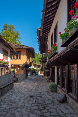 Bulgaristan 'ın Etar kenti - 21 Temmuz 2019: Gabrovo kasabası yakınlarındaki Mimarlık Kompleksi Etar' daki eski geleneksel Bulgar evi. Yaz mevsiminde açık hava müzesi. Tarih turizmi