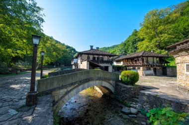 Bulgaristan 'ın Etar kenti - 21 Temmuz 2019: Gabrovo kasabası yakınlarındaki Mimarlık Kompleksi Etar' daki eski geleneksel Bulgar evi. Yaz mevsiminde açık hava müzesi. Tarih turizmi