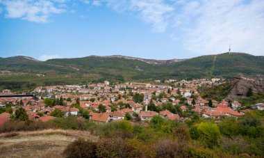 Bulgaristan 'ın Belogradchik kentinde ünlü Belogradchick' in yanında. Tuhaf kaya oluşumlarıyla güzel bir manzara..
