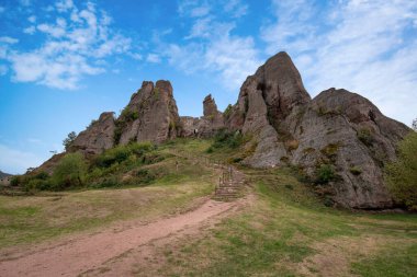 Tuhaf kaya oluşumlarıyla güzel bir manzara. Bulgaristan 'ın kuzeybatısındaki Belogradchik kentindeki bir ortaçağ kalesinin kaya oluşumlarına ve duvarlarına giden taş merdivenler. Panorama
