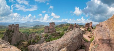 Tuhaf kaya oluşumlarıyla güzel bir manzara. Bulgaristan 'ın kuzeybatısındaki Belogradchik kentindeki bir ortaçağ kalesinin kaya oluşumlarına ve duvarlarına giden taş merdivenler. Panorama