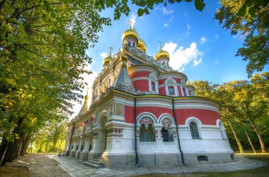 Bulgaristan 'ın Şipka kentindeki Şipka kentindeki Rus Tarzı Kilise Katedrali (Manastır Doğumu) adlı İsa' nın Doğumu Anma Tapınağı, Sovyet komünist anıtı Buzludzha 'nın yanında.