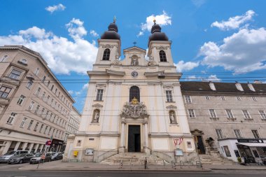 Viyana, Avusturya - 27 Ocak 2020: Beyaz İspanyollar olarak bilinen Minoritlerin Trinity Kilisesi ve bugün Alserkirche, Alser Caddesi 'ndeki Roma Katolik kilisesi.