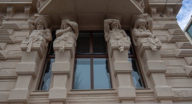 Eski Viyana, Avusturya ve Orta Avrupa 'daki tarihi bir binanın cephesi. Heykeller, heykeller, figürler, süsler, mimari arka plan.