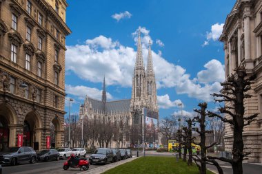 Viyana, Avusturya - 28 Ocak 2020: Gotik Yeminli Kilise (Votivkirche) Ringstrasse - kentin en uzun ikinci kilisesi. Kilise 1879 'da, İmparatorluk Çifti' nin Gümüş Düğünü vesilesiyle kutsanmıştır.