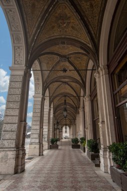 Viyana, AUSTRIA - 01.02.2020: Viyana 'da belediye binası yakınlarındaki kemerli bir bina. Barok tarzında eski güzel kemer yolu.