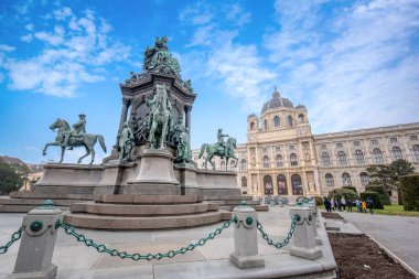 Viyana, Avusturya - 14.02.2020: Maria Theresia Anıtı (Maria Theresien Denkmal) Doğal Tarih ve Sanat Tarihi Müzesi (Kunsthistorisches and Naturhistorisches) Maria Theresa Platz