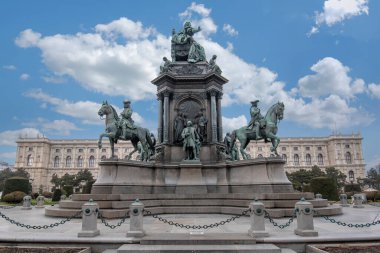 Viyana, Avusturya - 14.02.2020: Maria Theresia Anıtı (Maria Theresien Denkmal) Doğal Tarih ve Sanat Tarihi Müzesi (Kunsthistorisches and Naturhistorisches) Maria Theresa Platz