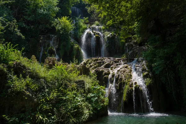 克鲁索纳瀑布 Krushuna Falls 是保加利亚北部Lovech附近的一系列瀑布 它们以风景如画而闻名 由许多红杉和碧绿的海水组成 — 图库照片