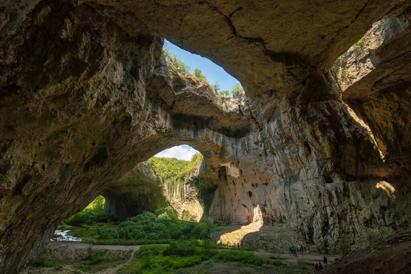 Pohled Jeskyně Devetashka Blízkosti Vesnice Devetaki Řeky Osam Bulharském Lovechu — Stock fotografie
