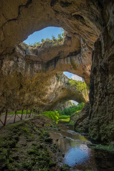 Vista Dentro Cueva Devetashka Cerca Aldea Devetaki Río Osam Lovech — Foto de Stock