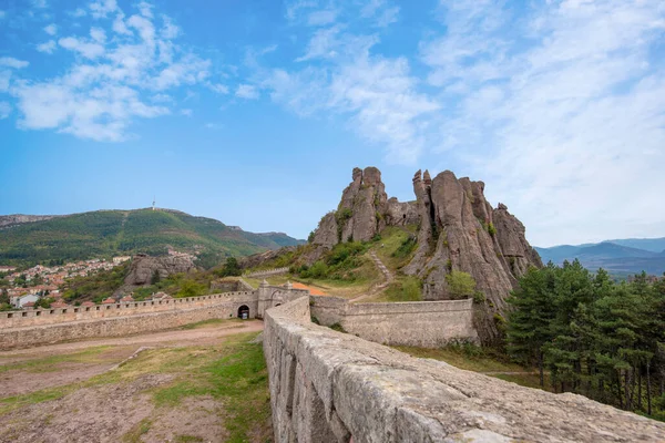 암벽으로 이루어진 아름다운 불가리아 북서부 그라드 치크에 요새의 놀라운 암석층과 — 스톡 사진