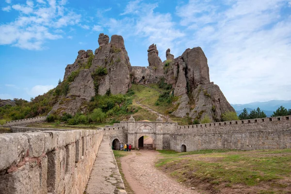 암벽으로 이루어진 아름다운 불가리아 북서부 그라드 치크에 요새의 놀라운 암석층과 — 스톡 사진