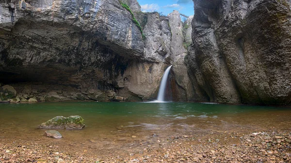 在保加利亚科特尔附近的麦德温 蓝色西尼河瀑布 美丽的瀑布在悬崖峭壁之间的春绿景色 翡翠湖及蓝天景观 — 图库照片