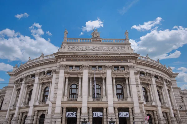 Die Fassade Des Historischen Burgtheaters Und Der Berühmten Wiener Ringstraße — Stockfoto