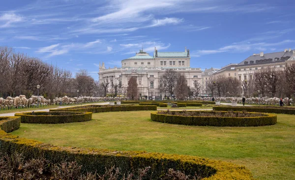 Die Fassade Des Historischen Burgtheaters Und Der Berühmten Wiener Ringstraße — Stockfoto