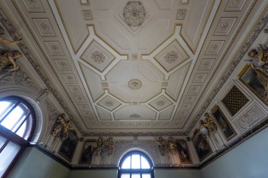 Viyana, Avusturya - 29 Ocak 2020: Doğal Tarih Müzesi 'nin içi. Birçok örnek, mineral, fosil vs. sergilenen en büyük ve eski müze..