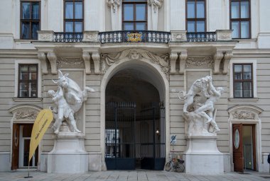 Viyana, Avusturya - 16.02.2020: Wien 'deki Michaelerplatz' daki Hofburg Sarayı 'nın St. Michael Kanadı' nın giriş kapısında barok heykeller