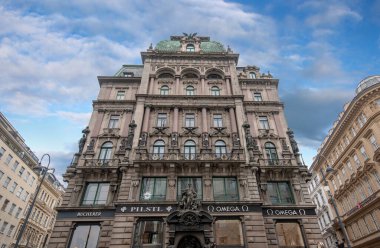 Viyana, Avusturya - 03.03.2020: Stock im Eisen, Stefansplatz 'da, Graben Caddesi ve Karntner Strae' nin köşesindeki güzel eski barok evi.