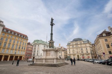 VIENNA, AUSTRIA - 04.03.2020: Marian sütun (Mariensaule) Am Hof Platz Meydanı 'nda Wien' de üzerinde Meryem Ana Heykeli ile birlikte. Sütun Carlo Carlone tarafından yapıldı..
