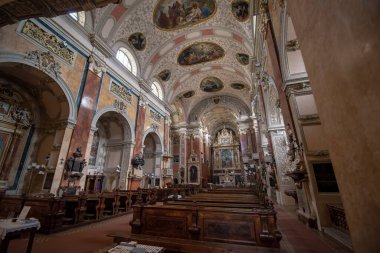 Viyana, Avusturya - 30.01.2020: Schottenkirche (İskoçya Kilisesi) Schottenstift 'e bağlı küçük İskoç kilisesinin iç mimarisi. İskoç Manastırı