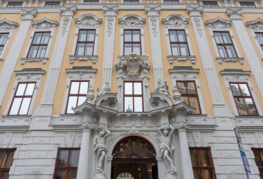 Viyana, Avusturya - 28.02.2020: Kinsky Sarayı 'nın ön kapısı ve barok cephesi veya eski kentte barok heykeller, heykeller ve süsler bulunan tarihi bir bina.