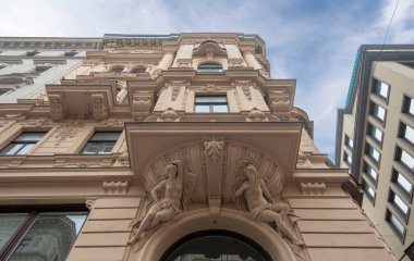 Eski Viyana, Avusturya ve Orta Avrupa 'da barok heykeller, heykeller ve süsler bulunan tarihi bir binanın cephesi.