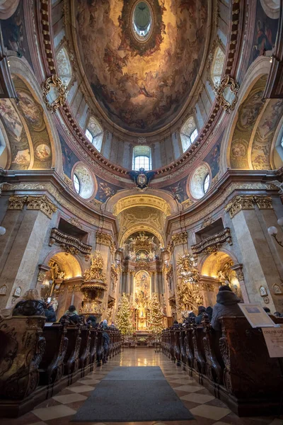 ウィーン オーストリア 2020年1月28日 ピータースプラッツにあるバロック様式のローマ カトリック教会聖ピーター教会 Peterskche の有名なキューポラの内部ビュー ドームのフレスコ画の詳細 — ストック写真