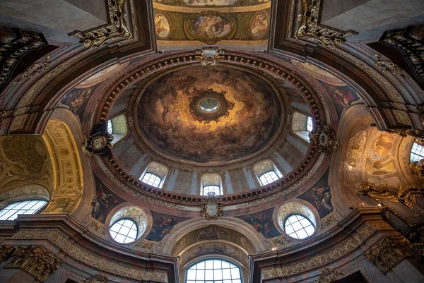 오스트리아 라츠의 바로크 가톨릭교회 교구의 Cupola 프레스코화의 — 스톡 사진