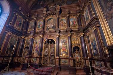 VIENNA, AUSTRIA - 07.02.2020: Kutsal Trinity Yunan Ortodoks Kilisesi. Altın ikonostaz ve kürsüyle oyulmuş dua salonu.