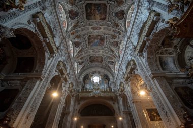 VIENNA, AUSTRIA - 29.01.2020: Dominik Kilisesi 'nin İçi. St. Maria Rotunda Kilisesi olarak da bilinir, 1631-1634 yılları arasında erken Barok tarzında inşa edilmiştir..
