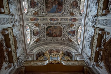VIENNA, AUSTRIA - 29.01.2020: Dominik Kilisesi 'nin İçi. St. Maria Rotunda Kilisesi olarak da bilinir, 1631-1634 yılları arasında erken Barok tarzında inşa edilmiştir..