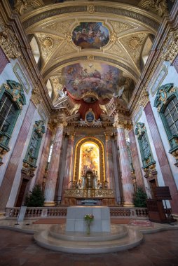 Viyana, Avusturya - 03.02.2020: Wien 'deki Ignaz Seipel Platz' daki Üniversite Kilisesi (Universittskirche) olarak da bilinen Cizvit Kilisesi (Jesuitenkirche) iç mimarisi