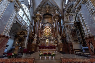 VIENNA, AUSTRIA - 07.02.2020: St Hieronymus (St Jerome) adanmış Fransiskan kilisesi iç mimarisi 1611 yılında Rönesans tarzında inşa edilmiştir.