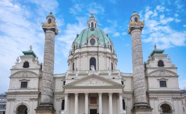 Viyana, Karlsplatz 'daki Saint Charles Kilisesi (Wiener Karlskirche). Wien 'deki Barok Katedrali Saint Charles Borromeo' ya ithaf edilmiştir.