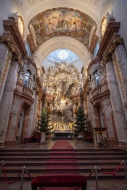 Viyana, Avusturya - 04.02.2020: Karlskirche veya St. Charles Church iç mimarisi. Karlsplatz 'ın güneyinde yer alan bir barok kilisesidir.