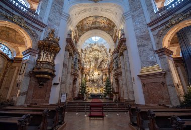 Viyana, Avusturya - 04.02.2020: Karlskirche veya St. Charles Church iç mimarisi. Karlsplatz 'ın güneyinde yer alan bir barok kilisesidir.