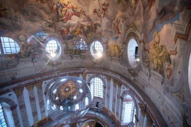 Viyana, Avusturya - 04.02.2020: Karlskirche veya St. Charles Church iç mimarisi. Karlsplatz 'ın güneyinde yer alan bir barok kilisesidir.